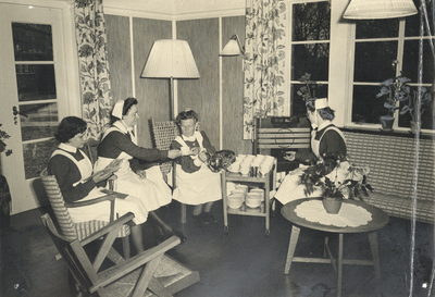 826227 Afbeelding van enkele verpleegsters in de (nieuwe) Kleine Koppel, de ontmoetingsruimte in het Zusterhuis van het ...